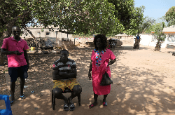 Luis Nthala et sa voisine Julia Morgadu, habitants de Ndane Lero, dans la banlieue de Bissau